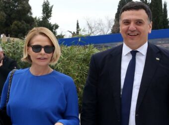 Τζένη Μπαλατσινού – Βασίλης Κικίλιας: Χέρι χέρι στο κέντρο της Αθήνας σε σπάνια κοινή έξοδο (φωτογραφίες)