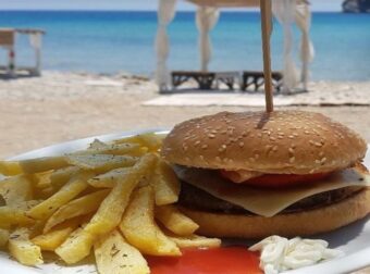 Μπάνιο, ηρεμία και ταβέρνα με 15€: Το νησί με το καλύτερο φαγητό, ακόμα και τον Αύγουστο κρατάει χαμηλά τις τιμές