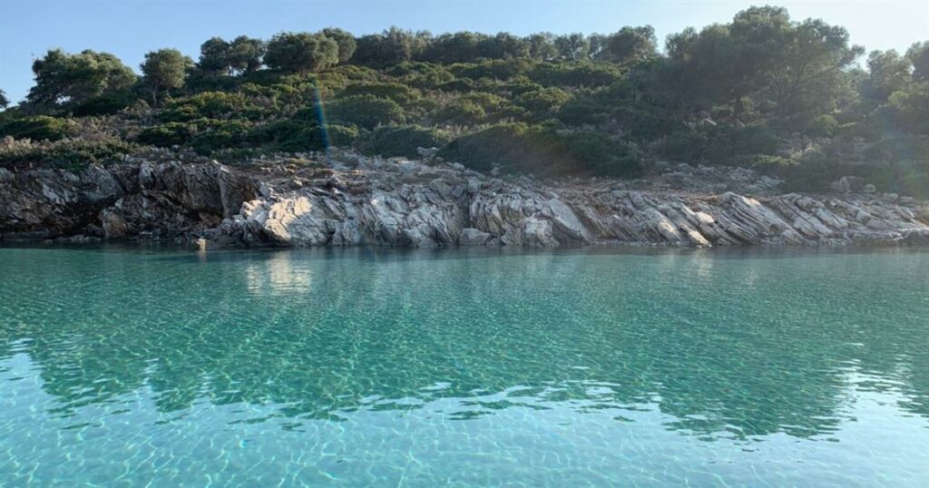 Πας με 3 ευρώ, και τρως ψαράκι, πίνεις ουζάκι με 10 ευρώ: Το πανέμορφο νησί που διαλέγουν όσοι θέλουν να πάνε “τσάμπα” διακοπές