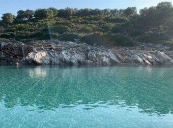 Πας με 3 ευρώ, και τρως ψαράκι, πίνεις ουζάκι με 10 ευρώ: Το πανέμορφο νησί που διαλέγουν όσοι θέλουν να πάνε “τσάμπα” διακοπές