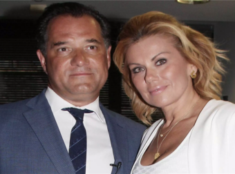 Με κοστούμι, «καρμπόν» της μαμάς, ρίχνει… ένα κεφάλι τον μπαμπά: Ό Άδωνις και η Μανωλίδου πήγαν Επίδαυρο με τους γιους τους κι όλο το θέατρο κοιτούσε τον 20χρονο Αναστάσιο – Αλκαίο