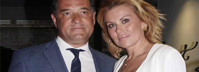 Με κοστούμι, «καρμπόν» της μαμάς, ρίχνει… ένα κεφάλι τον μπαμπά: Ό Άδωνις και η Μανωλίδου πήγαν Επίδαυρο με τους γιους τους κι όλο το θέατρο κοιτούσε τον 20χρονο Αναστάσιο – Αλκαίο