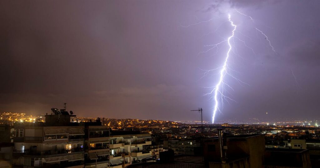Η κακοκαιρία σφυροκοπά τη χώρα με μπουρίνια, χαλάζι και πάνω από 100.000 κεραυνούς σε μία ώρα – Καταιγίδα αυτή την ώρα στην Αττική