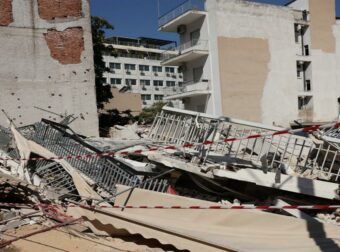 Στο μικροσκόπιο οι εκσκαφές για την κατάρρευση της πολυκατοικίας στα Πετράλωνα – Τι προκύπτει από τις εργασίες στο διπλανό οικόπεδο