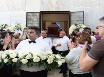 Το τελευταίο «αντίο» στην Πάολα Ρεβενιώτη – Συγκίνηση στο Α’ Νεκροταφείο για την αγωνίστρια των ανθρωπίνων δικαιωμάτων
