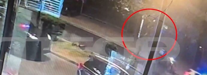 Εγκεφαλικά νεκρός ο 24χρονος που δέχθηκε πυροβολισμό από αστυνομικούς σε καταδίωξη – Η στιγμή που παρατάει το όχημα και τρέχουν πίσω του (video)