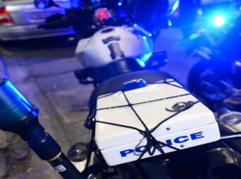 ΕΚΤΑΚΤΟ: ΝΕΚΡΟΣ ΑΝΔΡΑΣ ΣΕ ΔΙΑΜΕΡΙΣΜΑ ΤΥΛΙΓΜΕΝΟΣ ΣΕ ΣΕΝΤΟΝΙ – ΣΤΟ ΧΩΡΟ ΒΡΕΘΗΚΕ Ο ΑΔΕΛΦΟΣ ΤΟΥ
