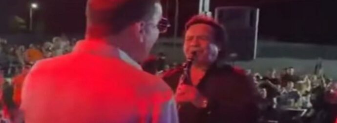 O Γιώργος Μαζωνάκης τραγούδησε το «Απορώ» σε πανηγύρι και υποκλίθηκε στο κλαρίνο του Βασίλη Σαλέα