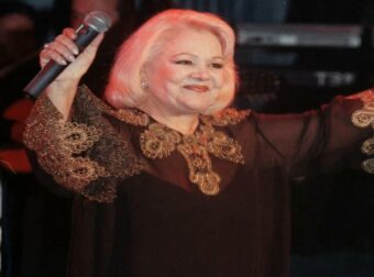 Μαίρη Λίντα: Η φρικτή δολοφονία της μητέρας της, η κακοποίηση από τον δεύτερο σύζυγό της και οι άγνωστες ιστορίες της ζωής της