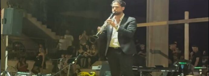 Συγκινημένος ο Άρης Μουγκοπέτρος, έπαιξε πάλι κλαρίνο ένα χρόνο μετά τον ακρωτηριασμό του