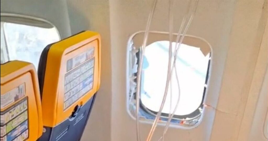 ΠΑΝΙΚΟΣ ΣΕ ΠΤΗΣΗ ΤΗΣ RYANAIR ΑΠΟ ΘΕΣΣΑΛΟΝΙΚΗ: Έσπασε το παράθυρο και επιβάτης βγήκε στον αέρα (video)