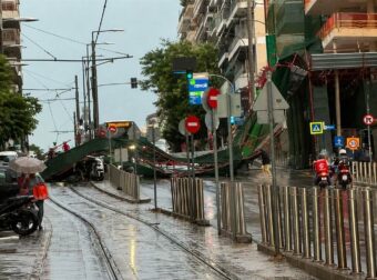 Χάος από την κακοκαιρία: Η στιγμή που σκαλωσιά καταρρέει στη Γρηγορίου Λαμπράκη – Διακόπηκε η κυκλοφορία (video)