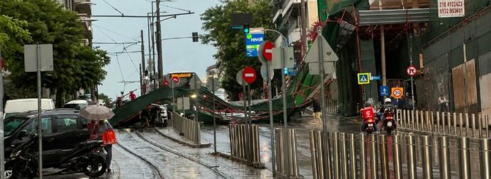 Χάος από την κακοκαιρία: Η στιγμή που σκαλωσιά καταρρέει στη Γρηγορίου Λαμπράκη – Διακόπηκε η κυκλοφορία (video)