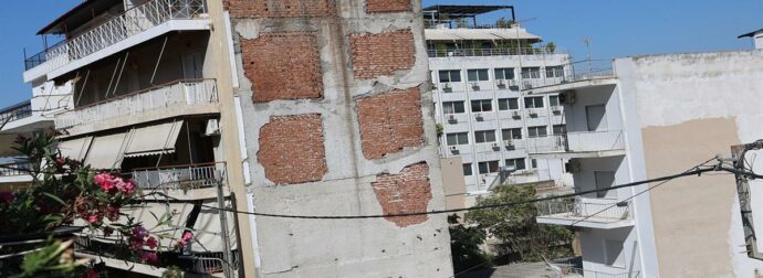 Αποκάλυψη για τα Πετράλωνα: Είχαν στραβώσει τα αλουμίνια μέρες πριν καταρρεύσει η πολυκατοικία