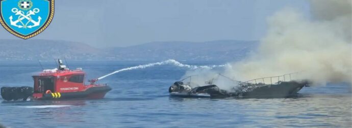 Συγκλονιστικές εικόνες από τη βύθιση ταχύπλοου που παραδόθηκε στις φλόγες ανοιχτά της Βουλιαγμένης