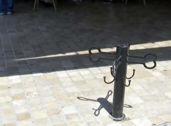 Πώς έγινε η σοκαριστική επίθεση σκύλου έξω από φούρνο στα Βριλήσσια – «Είδαμε έναν κύριο πεσμένο να προσπαθεί να σώσει τον δικό του σκύλο»