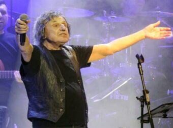 Βασίλης Παπακωνσταντίνου: Ζήτησε να σβήσουν τα καπνογόνα σε συναυλία του – «Δύο άνθρωποι κάηκαν δίπλα μας»