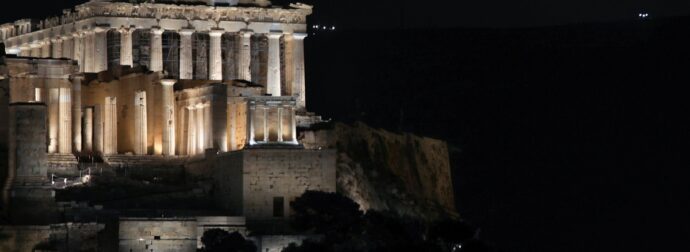 Η Αθήνα λουσμένη στο φως του φεγγαριού – Εντυπωσιακές εικόνες από την Αυγουστιάτικη Πανσέληνο