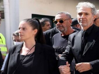 “Στην κηδεία δεν θα”: Το ανακοίνωσε με κλάματα η σύζυγος Κόκοτα – Η απόφαση της οικογένειας του τραγουδιστή