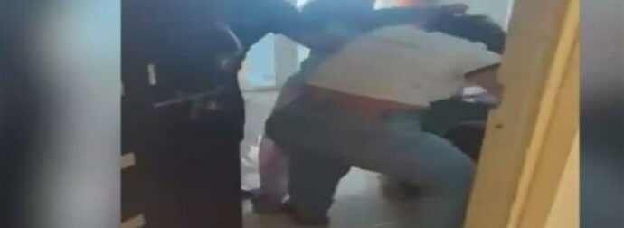 Viral βίντεο: Βρήκε τον άνδρα της στο διαμέρισμα άλλης γυναίκας και πιάστηκαν μαλλί με μαλλί – Εκείνος καθόταν και τις κοιτούσε (video)
