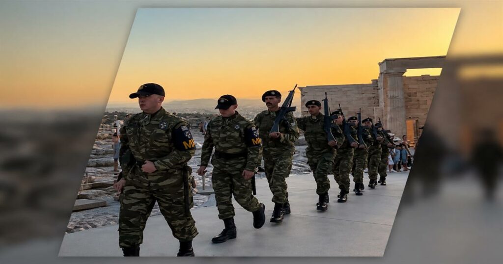 Αντιδράσεις για το ασυντόνιστο στρατιωτικό άγημα στην υποστολή σημαίας στην Ακρόπολη – «Στο νηπιαγωγείο καλύτερο βήμα κάναμε» (video)