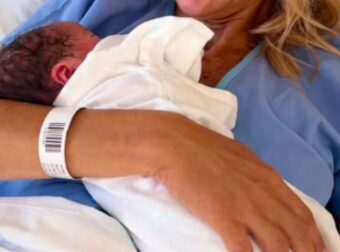 Κράτησε κρυφή την εγκυμοσύνη της μέχρι το τέλος: Έγινε μητέρα στα 53 της – Ποια είναι