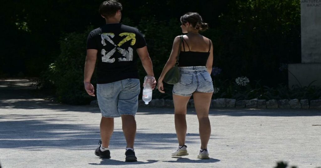 Σαραντάρια και ασφυκτική ζέστη στη χώρα με τον καύσωνα να χτυπά «κόκκινο» – Δείτε το βίντεο