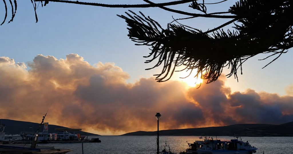 Φωτιά στη Σκύρο: Κρίσιμη μάχη στο βορειοανατολικό μέτωπο – Ενισχύθηκαν οι δυνάμεις με 89 πυροσβέστες και 6 εναέρια μέσα