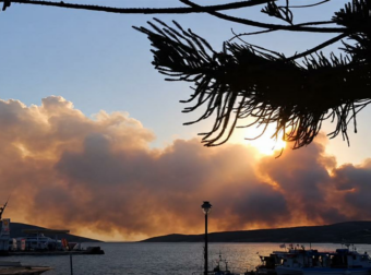Φωτιά στη Σκύρο: Κρίσιμη μάχη στο βορειοανατολικό μέτωπο – Ενισχύθηκαν οι δυνάμεις με 89 πυροσβέστες και 6 εναέρια μέσα