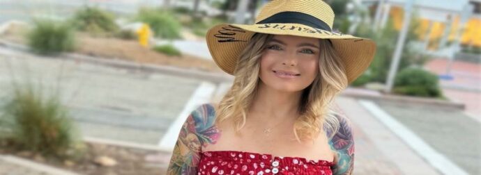 Η Έρικα Ελένιακ του Baywatch μπήκε στο OnlyFans στα 56 της: «Τώρα εγώ βάζω τους όρους»