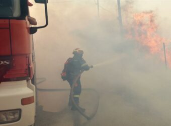 Φωτιά τώρα στην Άνδρο: Μάχη της Πυροσβεστικής στον Κάτω Απρόβατο