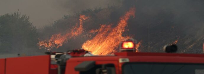 Φωτιά στην Άνδρο: Οριοθετήθηκε η πυρκαγιά στον Κάτω Απρόβατο – Παραμένουν ισχυρές δυνάμεις στο σημείο