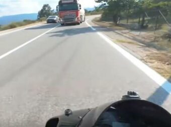 Εξοργιστικό βίντεο: «Δολοφόνος» με βυτιοφόρο κάνει προσπέραση πάνω σε στροφή – Οδηγός μηχανής γλιτώνει στο τσακ