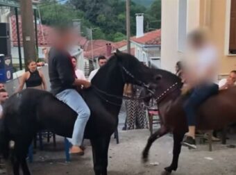 Έβαλαν άλογα να «χορέψουν» πάνω σε σπασμένα μπουκάλια σε πανηγύρι και τους κατήγγειλε Φιλοζωική (video)