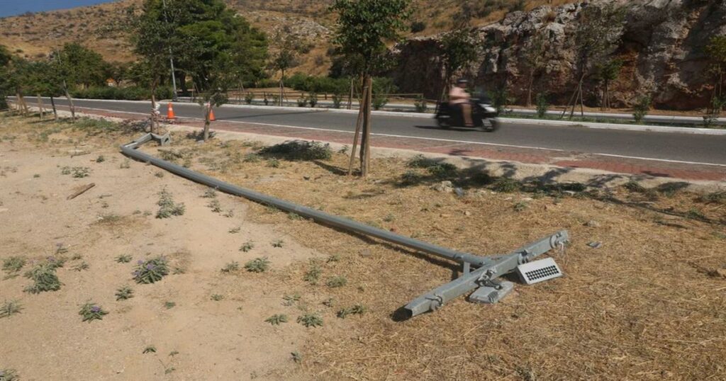 Η τελευταία βόλτα της βραδιάς που κατέληξε σε τραγωδία για την παρέα στα Άνω Λιόσια: Νεκρή 17χρονη, στη ΜΕΘ η συνομήλικη φίλη της