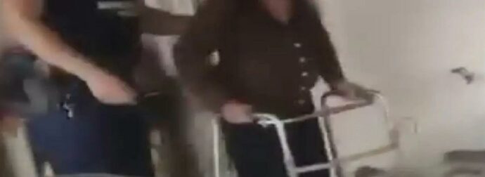 Φωτιά στον Κουβαρά: Αστυνομικοί έσωσαν ηλικιωμένη μέσα από σπίτι που είχε περικυκλωθεί από καπνούς
