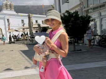 Κατερίνα Καινούργιου: Προσκύνησε στην Παναγία Εκατονταπυλιανή με την κόρη της – Η ευχή στον εoρτάζοντα, Παναγιώτη Κουτσουμπή