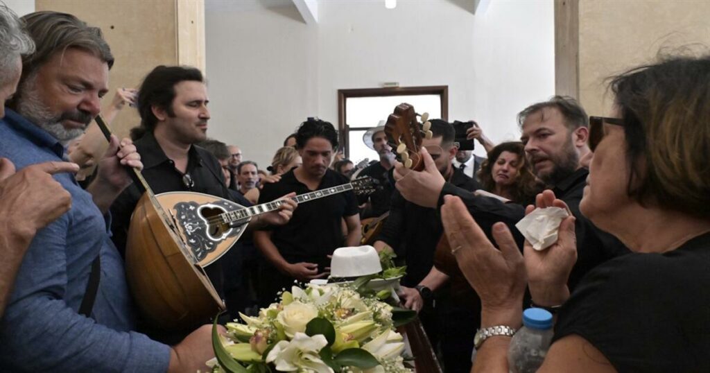 Νίκος Καλογερόπουλος: Το σπαρακτικό φινάλε στην κηδεία του με το τραγούδι «Καραϊσκάκης» και ο θρήνος των αγαπημένων του