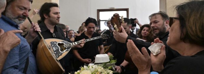 Νίκος Καλογερόπουλος: Το σπαρακτικό φινάλε στην κηδεία του με το τραγούδι «Καραϊσκάκης» και ο θρήνος των αγαπημένων του