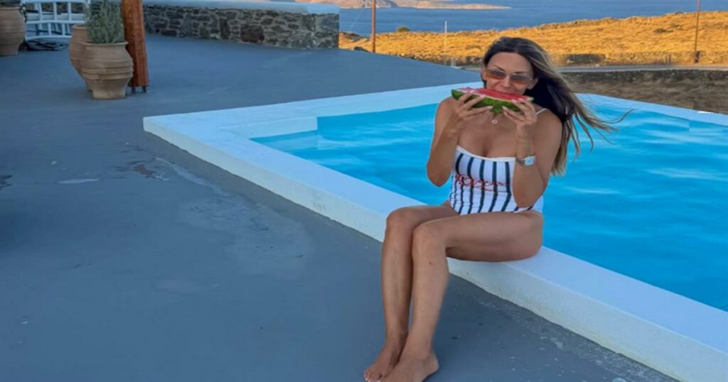 Η Έλλη Κοκκίνου κάνει διακοπές και Κύθνο και απολαμβάνει καρπούζι στην άκρη της πισίνας – Δείτε φωτογραφίες