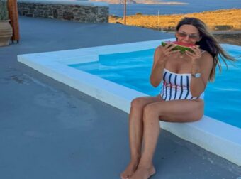 Η Έλλη Κοκκίνου κάνει διακοπές και Κύθνο και απολαμβάνει καρπούζι στην άκρη της πισίνας – Δείτε φωτογραφίες