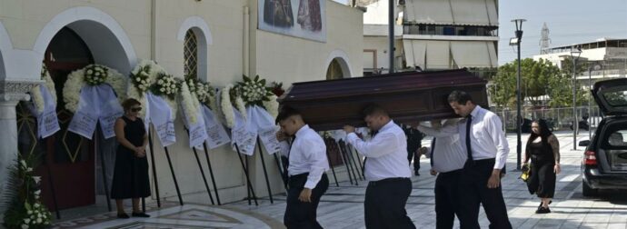 Δημήτρης Κόκοτας: Θλίψη στην κηδεία του αγαπημένου τραγουδιστή – Τραγικές φιγούρες η σύζυγος και η κόρη του