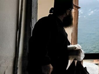 Μοναχός μαχαίρωσε εργαζόμενο στη Μονή στον λαιμό και ακόμη έναν μοναχό – Συνελήφθη για απόπειρα φόνου