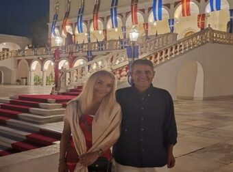 Τίνα Μεσσαροπούλου και Γιώργος Μυλωνάκης στην Παναγία της Τήνου: «Όπου κι αν βρισκόμαστε θα την τιμάμε»