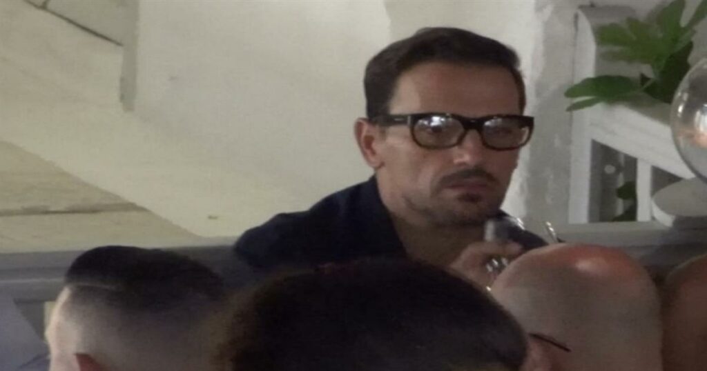 Ο Νίκος Βέρτης στη Μύκονο – Η βραδινή έξοδος με γυαλιά και πούρο στα Ματογιάννια