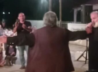 Έκλεψαν την παράσταση δύο παπάδες: Ο ένας στο μικρόφωνο να τραγουδάει «Της Γερακίνας γιος», κι ο άλλος στην πίστα να χορεύει ζεμπεκιές – Δείτε τι έγινε στο πανηγύρι