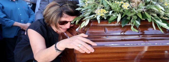 Σπαρακτικές στιγμές στην κηδεία του Νίκου Καλογερόπουλου –: «Κατέppευσαν» η σύζυγος και ο γιος του όταν έπαιξε το τραγούδι που του αφιέρωσαν