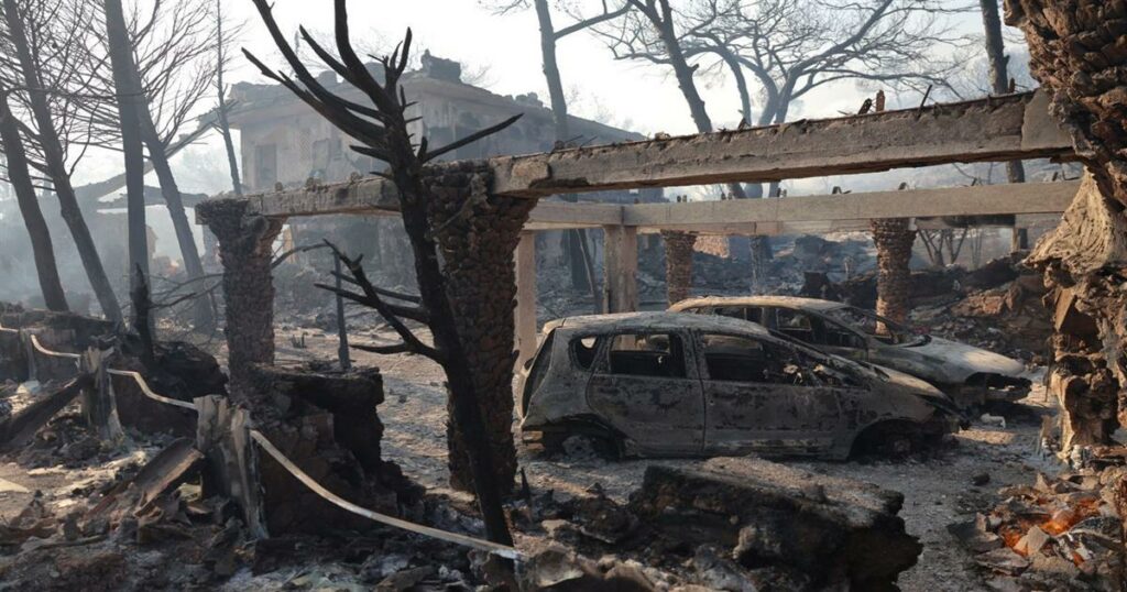 Δύο νεκροί, 9 εγκαυματίες και καταστροφή από τις φωτιές στη Σαλαμίνα – Ερευνώνται τα αίτια