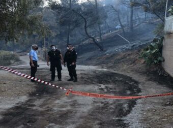 Εξετάζουν και το ενδεχόμενο εμπρησμού με δόλο για τη μεγάλη, φονική φωτιά στη Σαλαμίνα