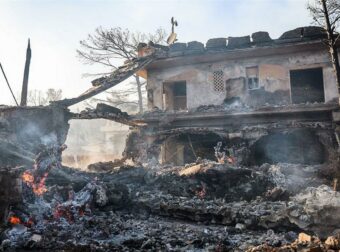 Στο μικροσκόπιο των αρχών οι δύο ταυτόχρονες φωτιές στη Σαλαμίνα που στοίχισαν τη ζωή σε ένα ζευγάρι ηλικιωμένων